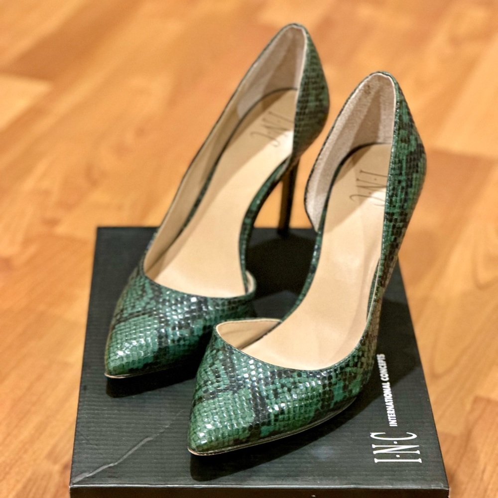 INC Womens Green Snake Shoes